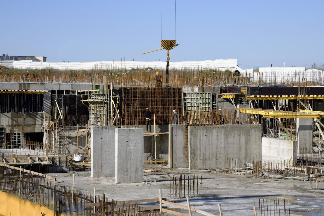 Estructura de hormigón de un edificio en construcción con la grúa al fondo.